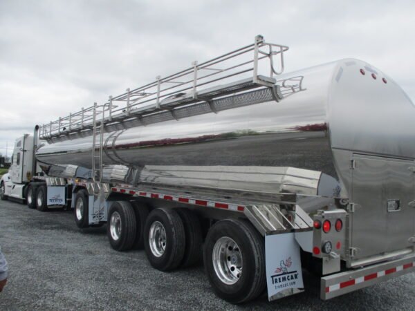 Camion-citerne a eau 12 roues